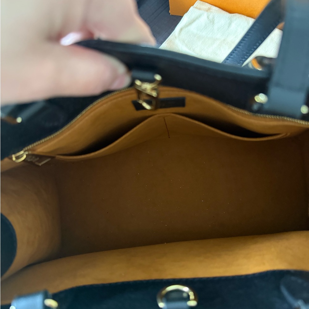 Louis Vuitton Black Monogram Onthego Tote Bag - Picture 4 of 11